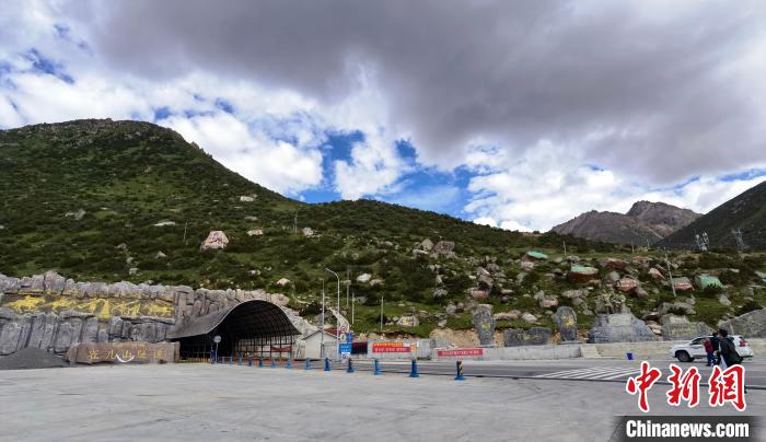 已建成通車(chē)的雀兒山隧道。　劉忠俊 攝