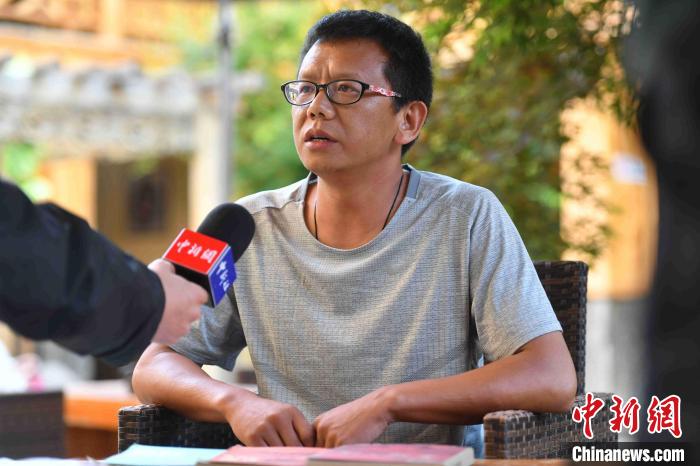 圖為和澗秋接受記者采訪?！⑷疥?攝