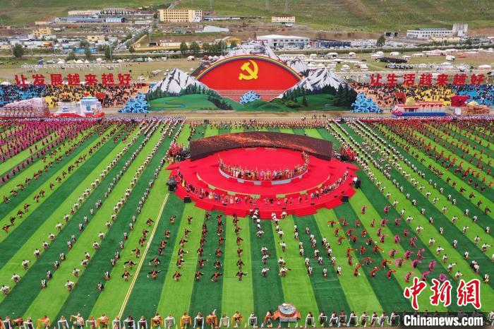 圖為玉樹(shù)藏族自治州成立70周年慶祝大會(huì)現(xiàn)場(chǎng)。　馬銘言 攝