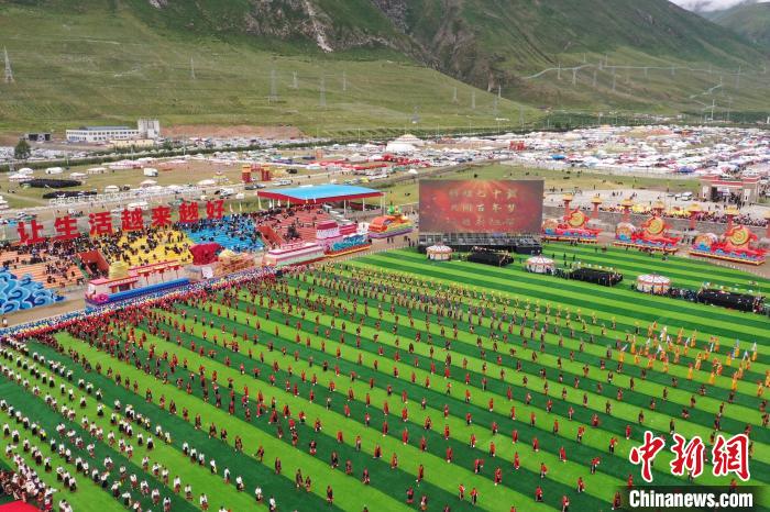 圖為玉樹藏族自治州成立70周年慶祝大會現場。　馬銘言 攝