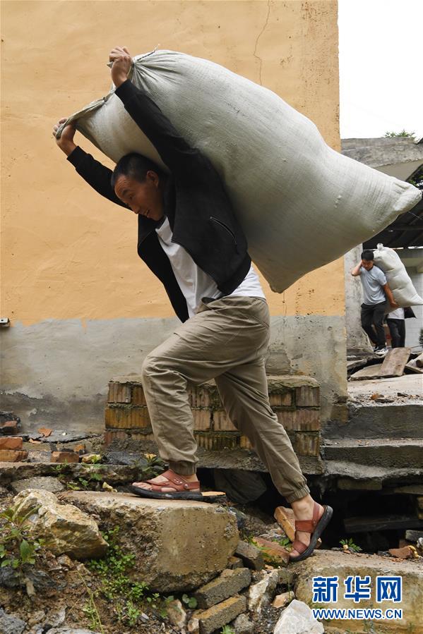 （新華全媒+）（8）千里“挪窩”，踏實開啟新生活