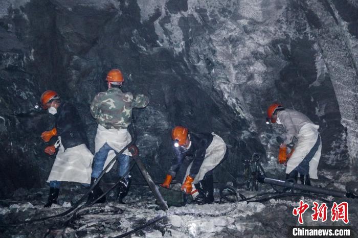 隧道開挖作業(yè)施工現(xiàn)場(chǎng)?！】蛋蛡髅焦﹫D