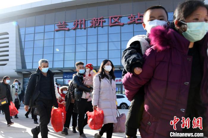 圖為搬遷民眾剛出火車站?！《P 攝
