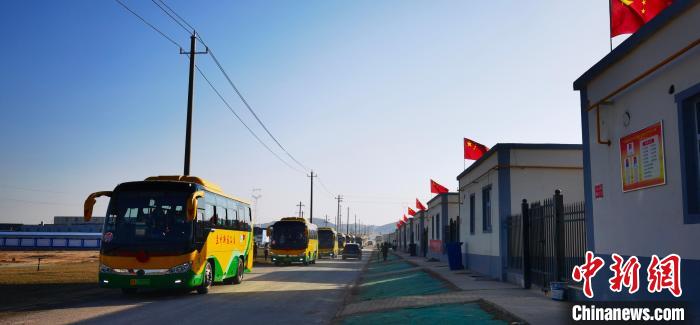 圖為搬遷民眾抵達(dá)安置區(qū)?！∥航ㄜ?攝