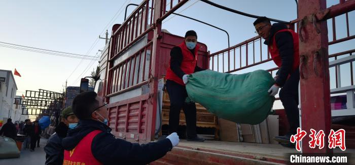 圖為志愿者幫忙搬運(yùn)家具等物資。　魏建軍 攝