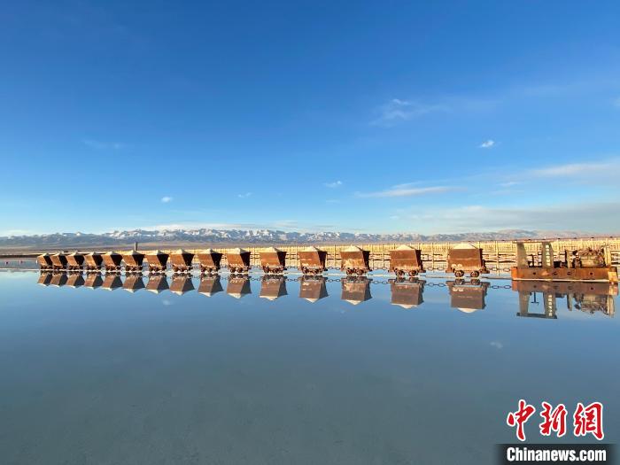 圖為小火車倒影在湖中，湖面如圖明鏡一般?！●R翔 攝