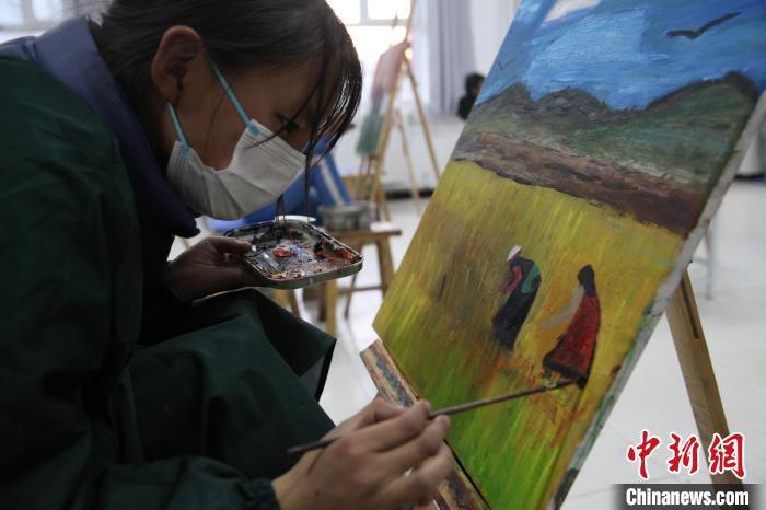 圖為學(xué)生跟著老師學(xué)習(xí)繪畫(huà)?！『F龍 攝