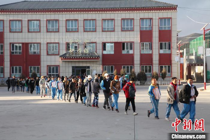 圖為瑪沁縣第一民族中學(xué)。　胡貴龍 攝