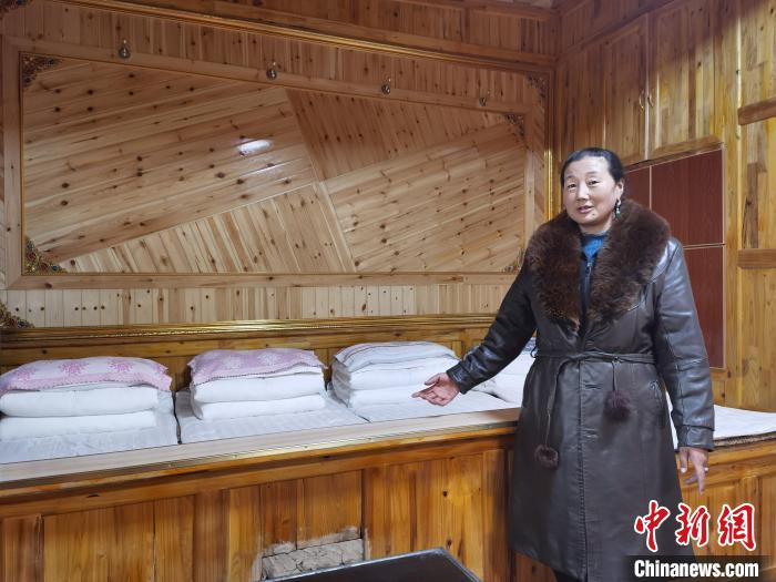圖為德吉村村民鬧尖措介紹自家農(nóng)家樂(lè)?！∑钤鲚?攝