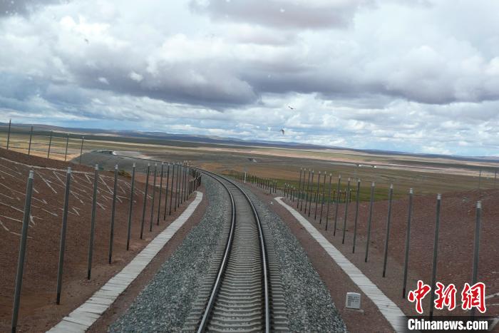 圖為熱棒技術(shù)在青藏鐵路凍土區(qū)的應(yīng)用。(資料圖) 中鐵西北科學(xué)研究院供圖