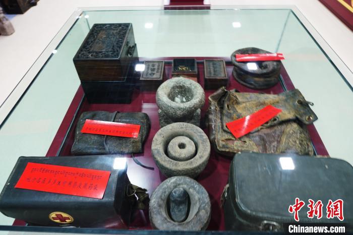 圖為藏醫(yī)傳統(tǒng)制藥石鍋石槽?！●R銘言 攝