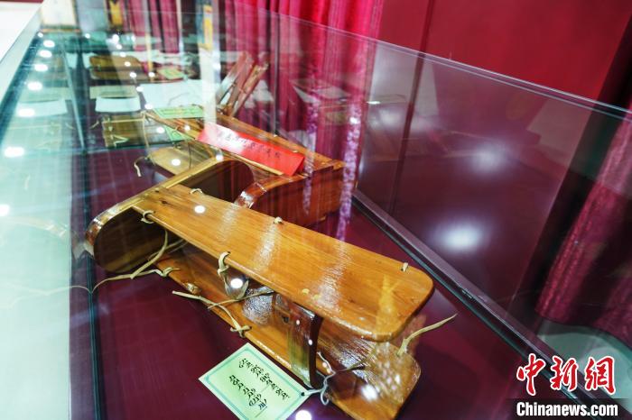 圖為藏醫(yī)外治骨科夾板?！●R銘言 攝