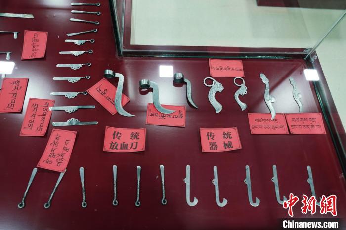 圖為藏醫(yī)古傳統(tǒng)醫(yī)療器械?！●R銘言 攝