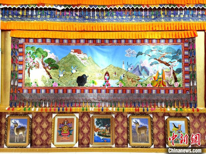 圖為藏繡作品?！∑钤鲚?攝