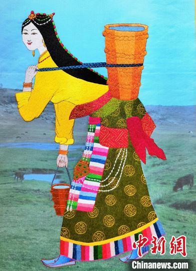 圖為藏繡作品《背水姑娘》?！∑钤鲚?攝