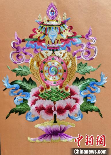 圖為藏繡作品?！∑钤鲚?攝