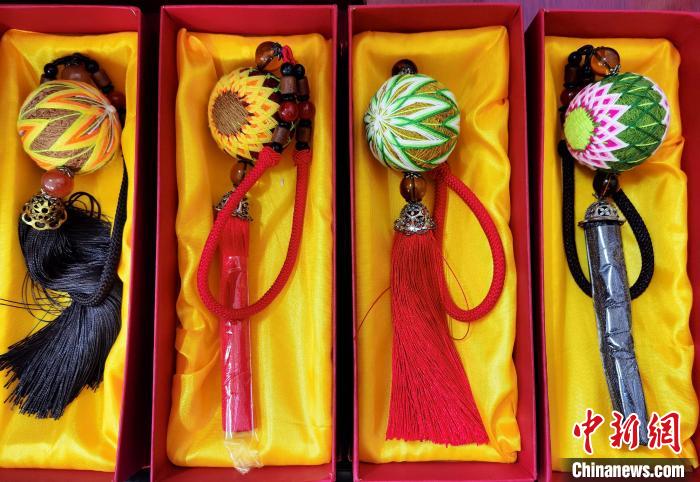 圖為藏繡手工藝品?！∑钤鲚?攝