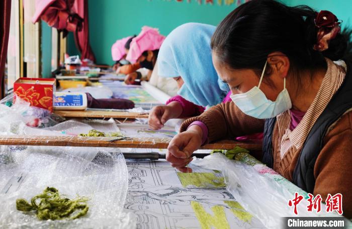 圖為繡娘正在進行刺繡?！●R銘言 攝