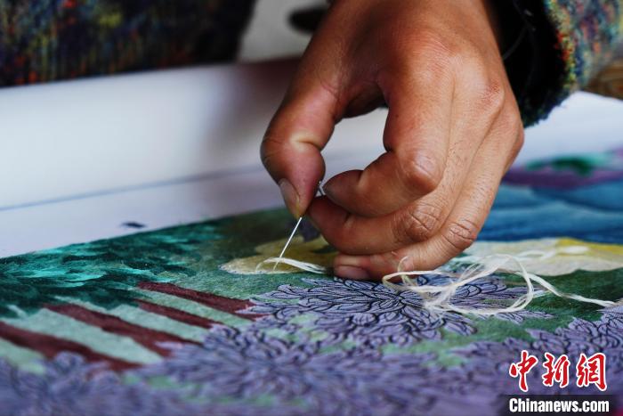 圖為“藏繡”細(xì)節(jié)圖?！●R銘言 攝