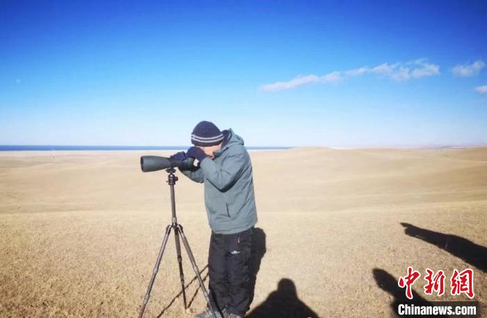 圖為工作人員正在進行監(jiān)測。　青海湖景區(qū)保護利用管理局供圖