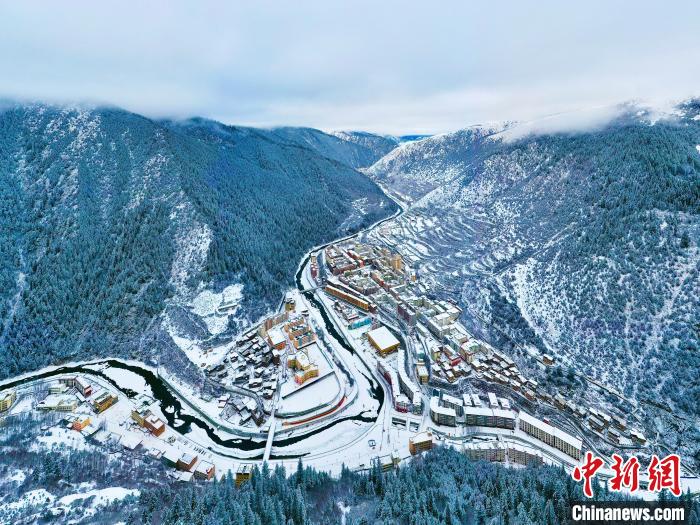 壤塘的雪后美景?！∪捞量h融媒體中心供圖
