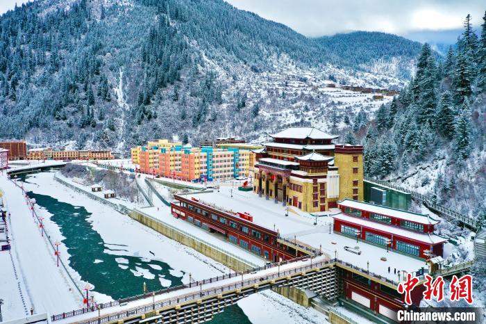 壤塘的雪后美景?！∪捞量h融媒體中心供圖