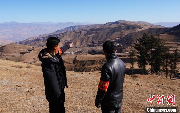 圖為桑杰加(左)和同事望向遠(yuǎn)方?！●R銘言 攝