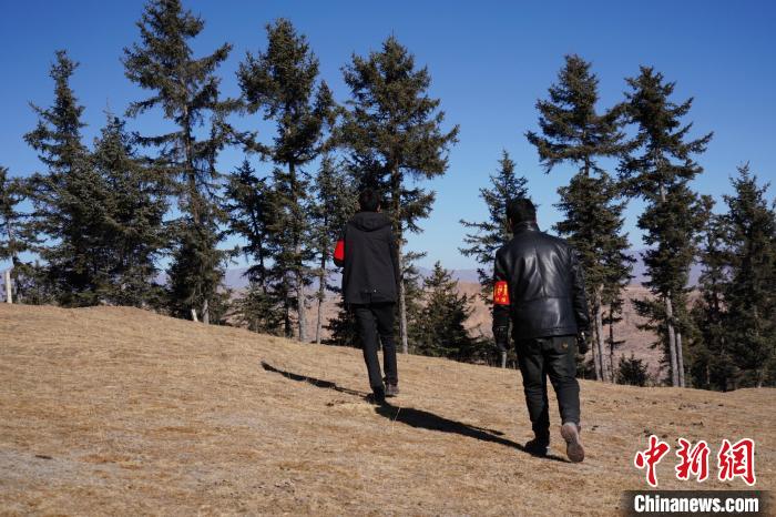 圖為桑杰加(左)和同事巡查林場(chǎng)?！●R銘言 攝