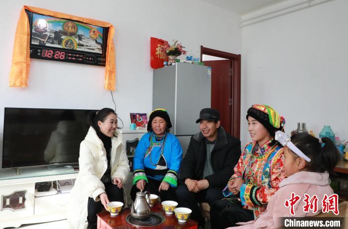 新家是兩層小樓房，一樓布置得充滿現(xiàn)代感，喝著藏式奶茶，一家人聊著今年春節(jié)怎么過(guò)?！《∷?攝