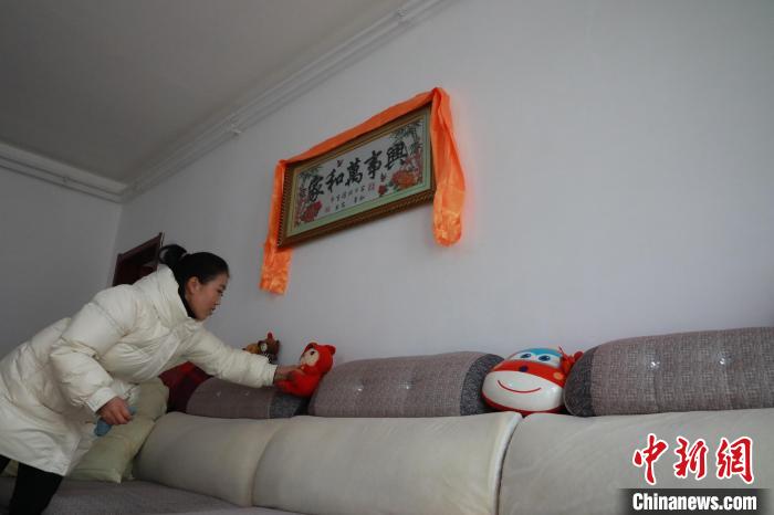 27日，春節(jié)將至，楊周馬草打掃房屋，拆洗沙發(fā)靠墊等?！《∷?攝