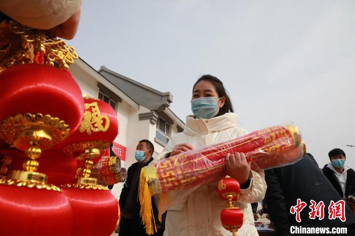 27日，蘭州新區(qū)為舟曲避險搬遷移民送“春節(jié)包”，楊周馬草前往領(lǐng)取，紅色寓意來年的日子紅紅火火?！∥航ㄜ?攝