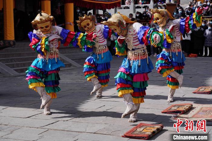 圖為塔爾寺僧侶進(jìn)行“跳欠”儀式?！●R銘言 攝