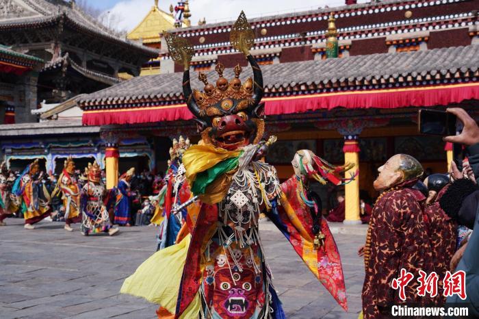 圖為塔爾寺僧侶進(jìn)行“跳欠”儀式。　馬銘言 攝