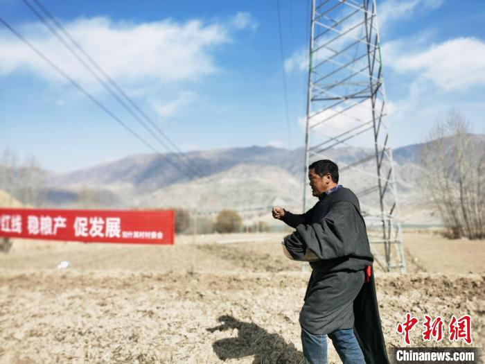 圖為藏族民眾撒種、施肥?！?zhí)砀?攝