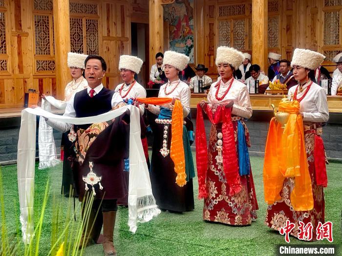 圖為“村晚”現(xiàn)場(chǎng)?！±钣穹?攝