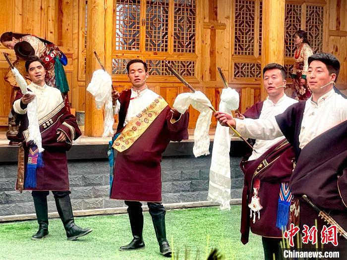 圖為藏族漢子表演節(jié)目。　李玉峰 攝