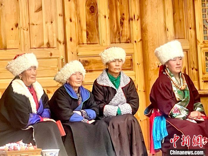 圖為藏族女性觀看“村晚”?！±钣穹?攝