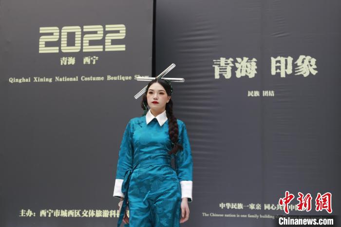 圖為模特展示少數(shù)民族服飾?！●R銘言 攝