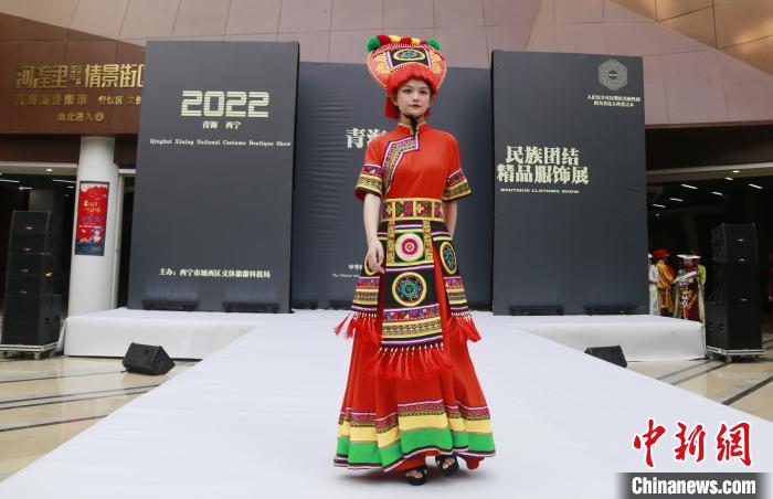 圖為模特展示土族服飾。　馬銘言 攝