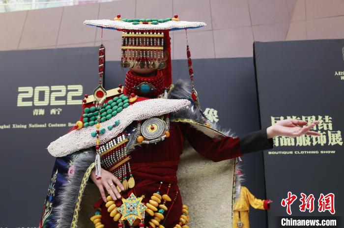 圖為模特展示藏族服飾。　馬銘言 攝