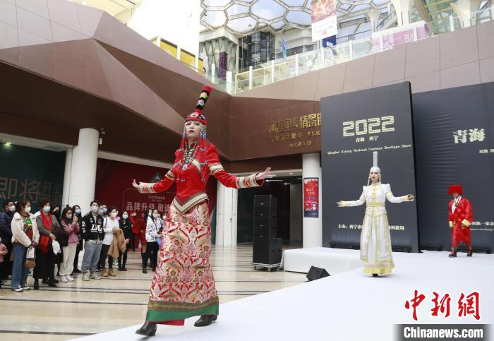 圖為模特身穿民族服飾進行走秀?！●R銘言 攝