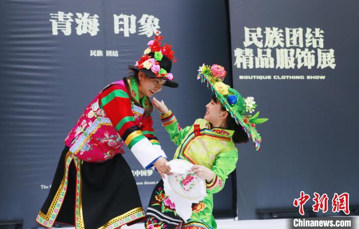 圖為模特身穿土族服飾進行“土族刺繡”表演?！●R銘言 攝