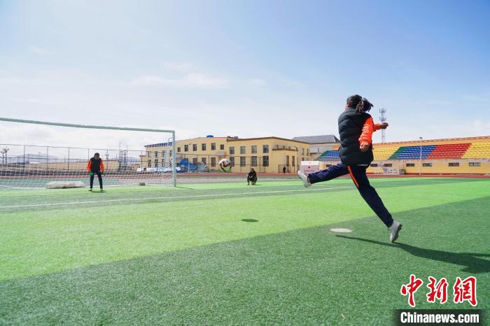 圖為一名女孩進行射門訓練?！●R銘言 攝