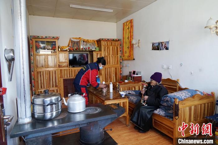 圖為敬老院護(hù)工為老人打掃屋內(nèi)衛(wèi)生?！●R銘言 攝