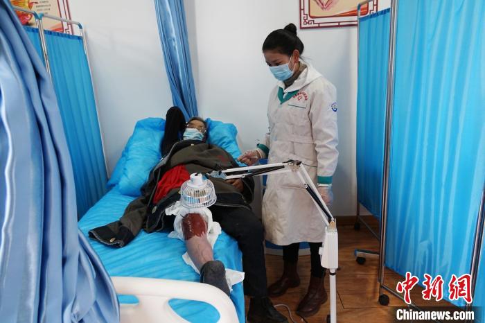 圖為敬老院醫(yī)生用藏藥為老人進(jìn)行治療。　馬銘言 攝