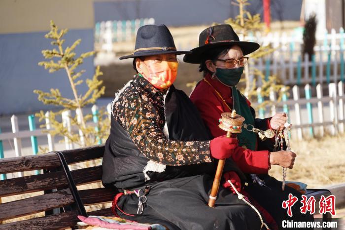 圖為敬老院老人在院內(nèi)曬太陽(yáng)轉(zhuǎn)經(jīng)桶?！●R銘言 攝