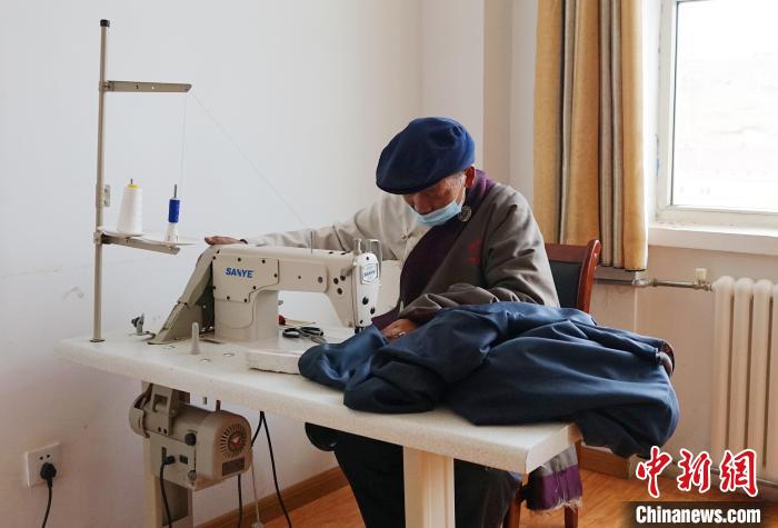 圖為敬老院老人使用縫紉機(jī)?！●R銘言 攝