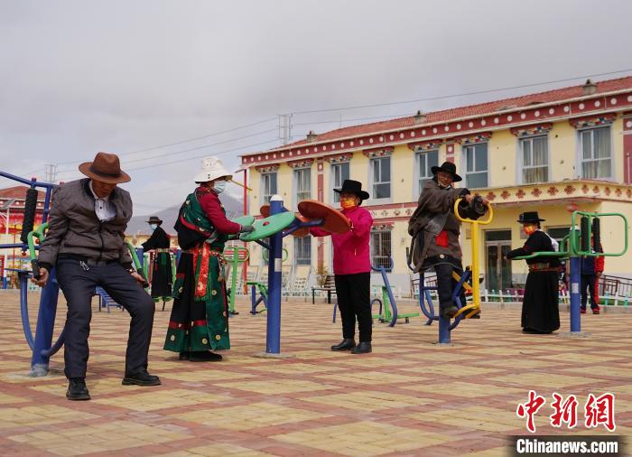 圖為老人們使用健身器材鍛煉身體?！●R銘言 攝