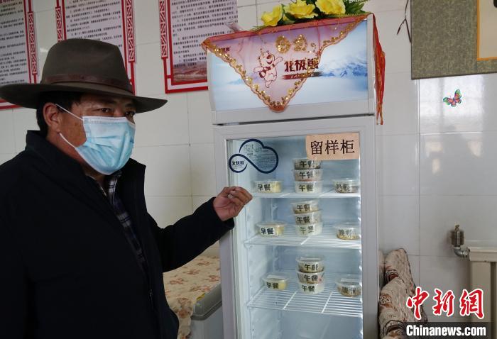 圖為敬老院院長(zhǎng)德高介紹，老人們的三餐均有留樣記錄?！●R銘言 攝