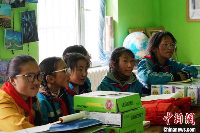 圖為學(xué)生正在認真聽生態(tài)課?！●R銘言 攝